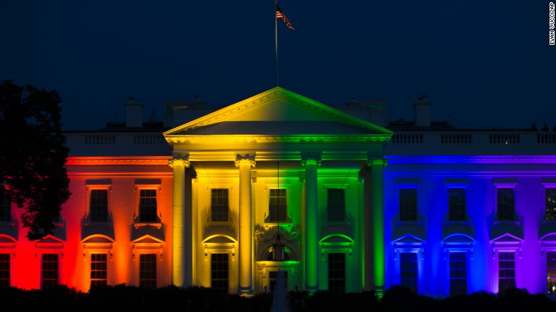 La Maison Blanche illuminée pour fêter la décision de la Cour suprême. Photo : CNN